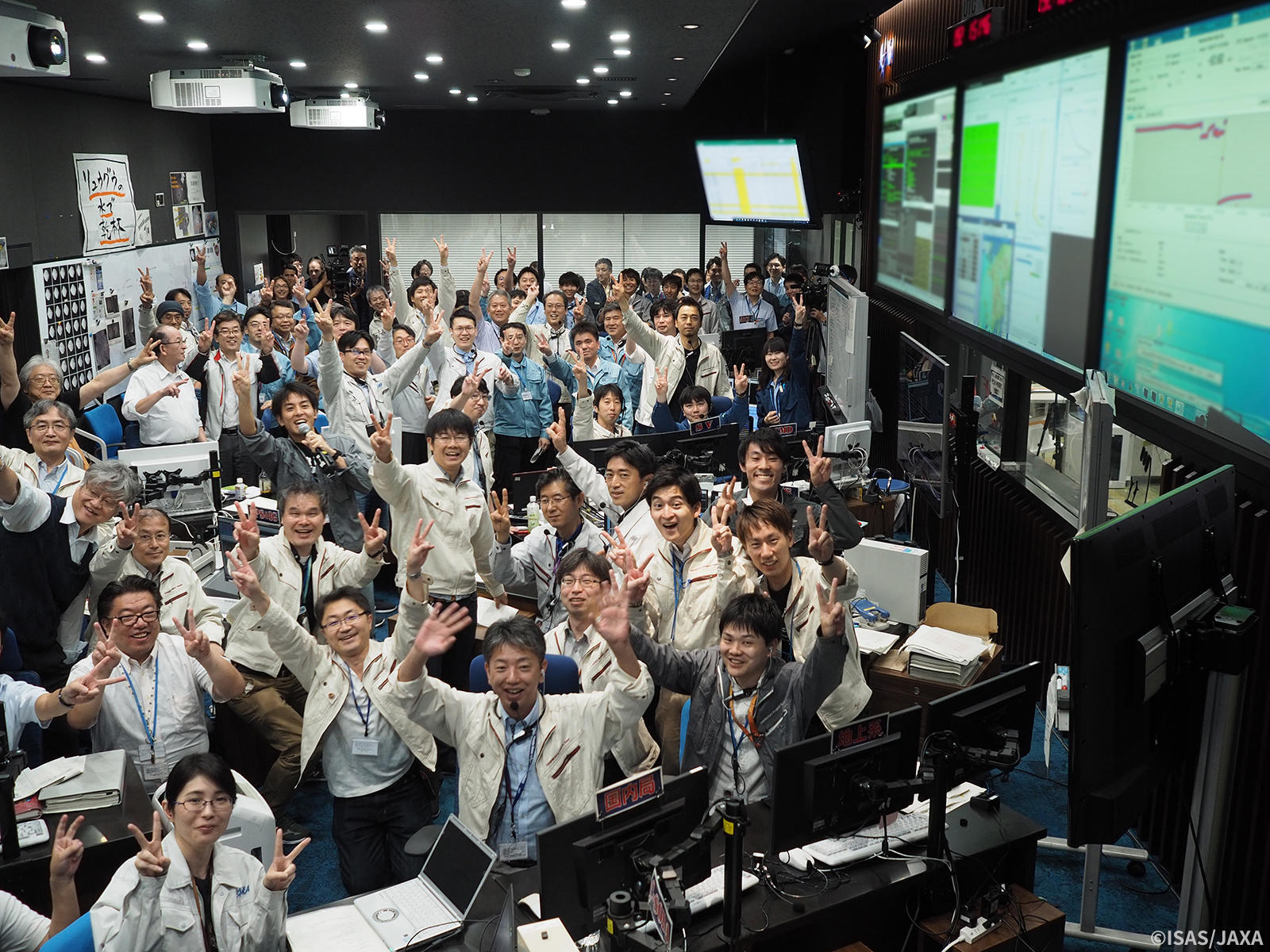This mission was taken on by the combined efforts of staff at JAXA and the manufacturers. When the touchdown succeeded, the control room was filled with applause. The group photo taken immediately afterward shows everyone's expressions filled with both joy and relief.