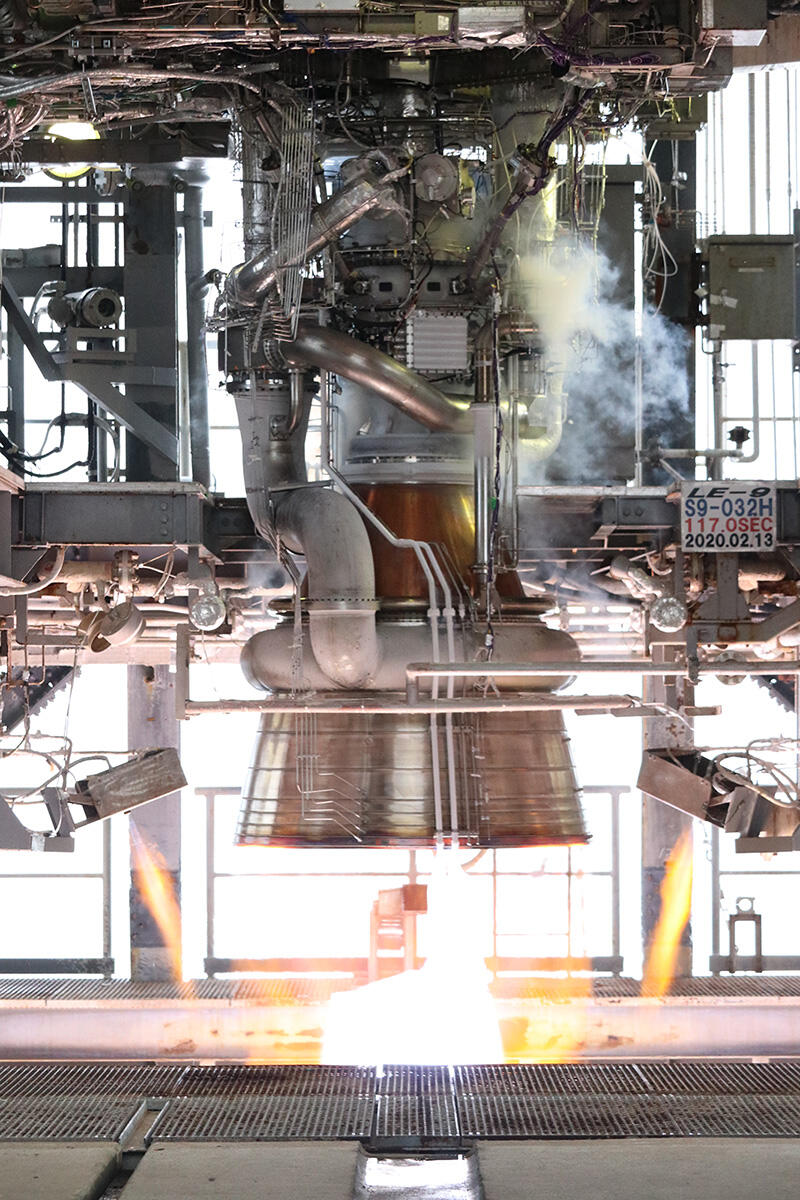 LE-9 main engine firing test