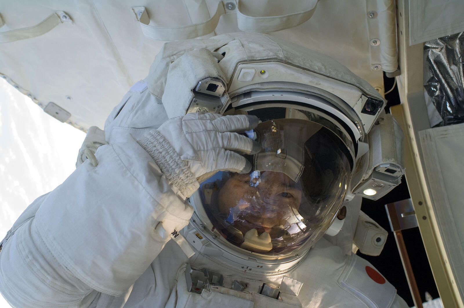 HOSHIDE in an EVA operation (photo taken on November 1, 2012 (JST))