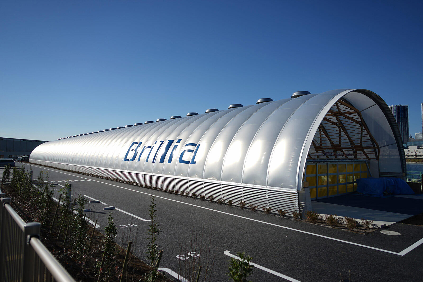 Shin-toyosu Brillia Running Stadium, for which Mr. Tamesue is serving as director. This barrier-free stadium has an all-weather 60-meter track, a laboratory to develop prosthetic legs for sports, and a running station.