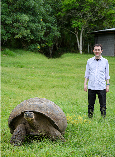 Galapagos giant tortoise (about 1.0 to 1.5 m in length and up to 250 kg in weight), the biggest living tortoise in the world. Photo (taken by ABE Yusuke) extracted from the professor's book on his voyage to the Galapagos Islands (published by Asahi Press)