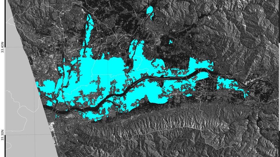 The July 2020 torrential rain event in Kyushu. Images taken before and after the event were overlayed to identify the differences, which indicate flood areas as shown in blue.