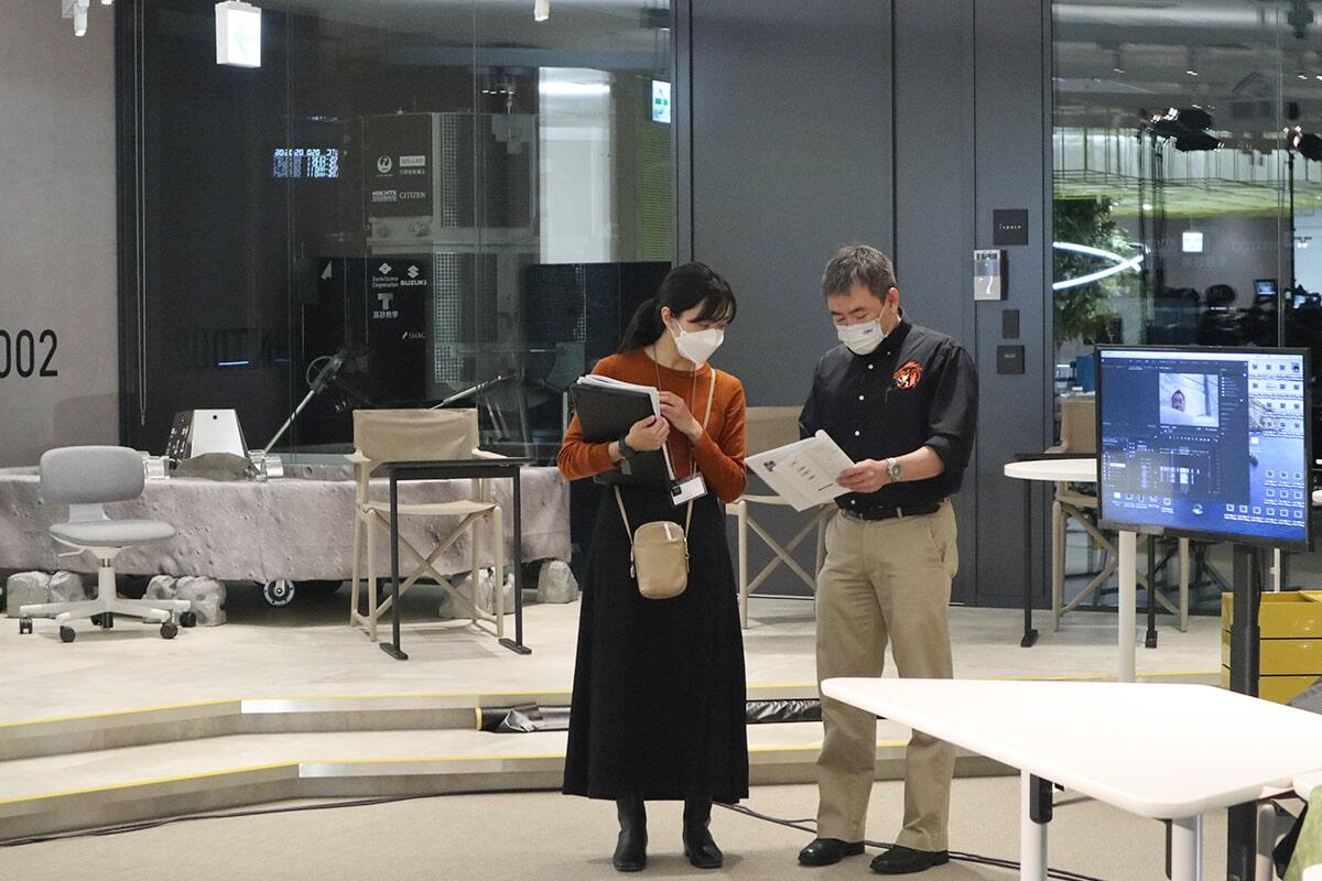 HIRAIDE (left) and Astronaut HOSHIDE (right) talking about the organization of an event