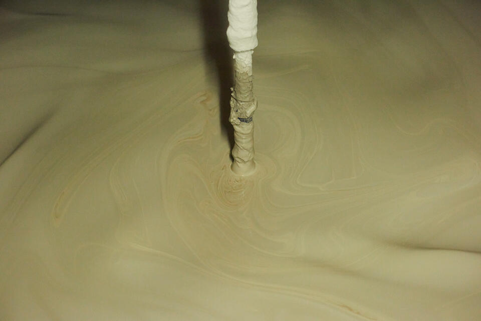 Suihi (water-sieving) is one of the processes in ceramic clay production. Water is mixed into clay and the mixture stirred well and then sorted by the specific gravity of sand, stones, etc. This method of extracting only the fine-grained clay is called suihi. 
