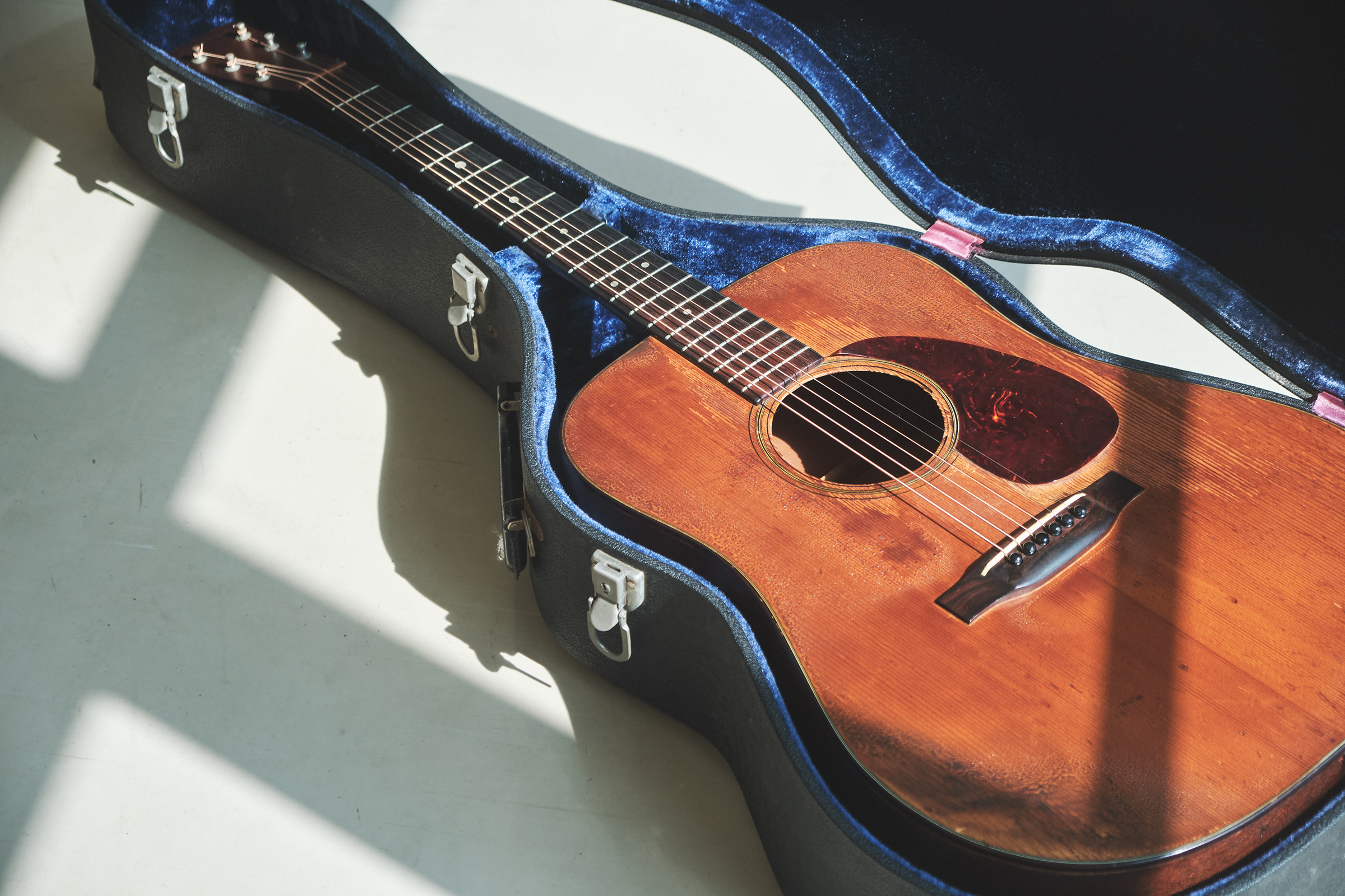 Nagaoka's acoustic guitar, a Martin D-18, was made in 1951