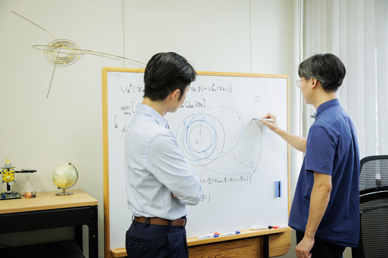 Ozaki noted, “If we follow the equations of motion comprising Kepler's laws (laws concerning the motion of celestial bodies), the trajectory of an object in motion under the action of gravity is itself relatively simple to calculate. But the problem is ......,” and then explained the difficulties of trajectory design.