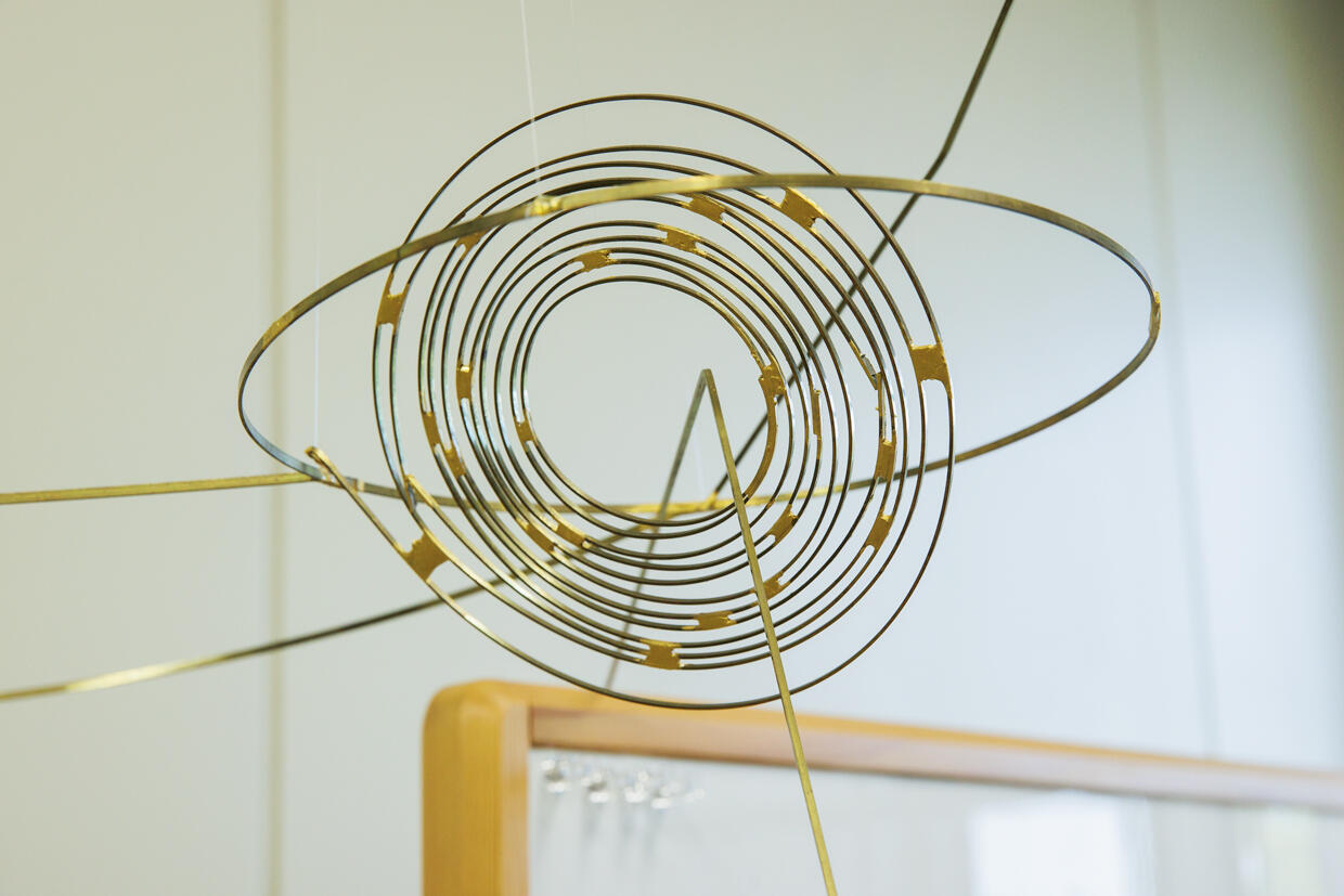 “I think the trajectory of DESTINY+ is beautiful.” A work by an artist who heard Ozaki's story and drew that trajectory with brass wire