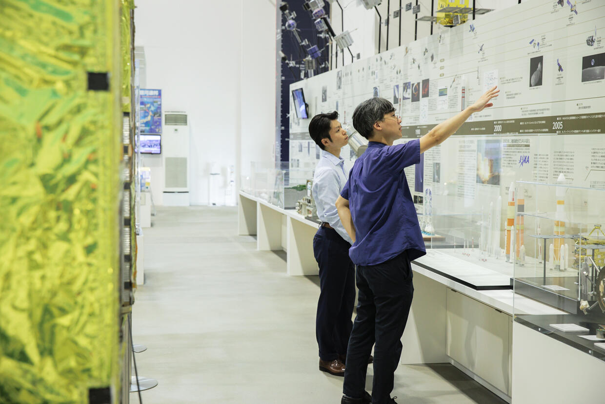 Machida and Ozaki visit an exhibition hall (Communication Hall of Space Science and Exploration) on the Sagamihara Campus