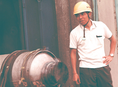 Ryojiro Akiba with the 500TVC rocket motor (1965)