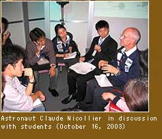 Astronaut Claude Nicollier in discussion with students (October 16, 2003) Photo