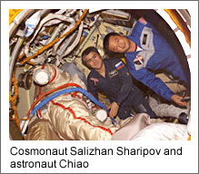 Cosmonaut Salizhan Sharipov and astronaut Chiao(Courtesy of NASA)