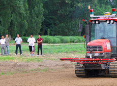 Prof. Noguchi at a demonstration for farmers (courtesy: Hokkaido University)