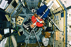 Astronaut Mamoru Mouri conducting an FMPT life-science experiment. Masato Koyama worked on the development of laboratory equipment for life-science experiments and helped conduct them. (courtesy: JAXA/NASA)