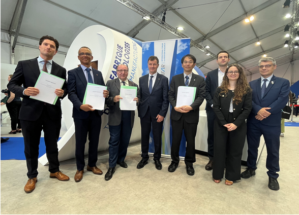 Dr. ITO Takeshi, Deputy Director General of JAXA’s Aviation Technology Directorate (fifth from left) and representatives of the IFAR research project exchanged signed agreements at the Paris Air Show on 17 June 2025.