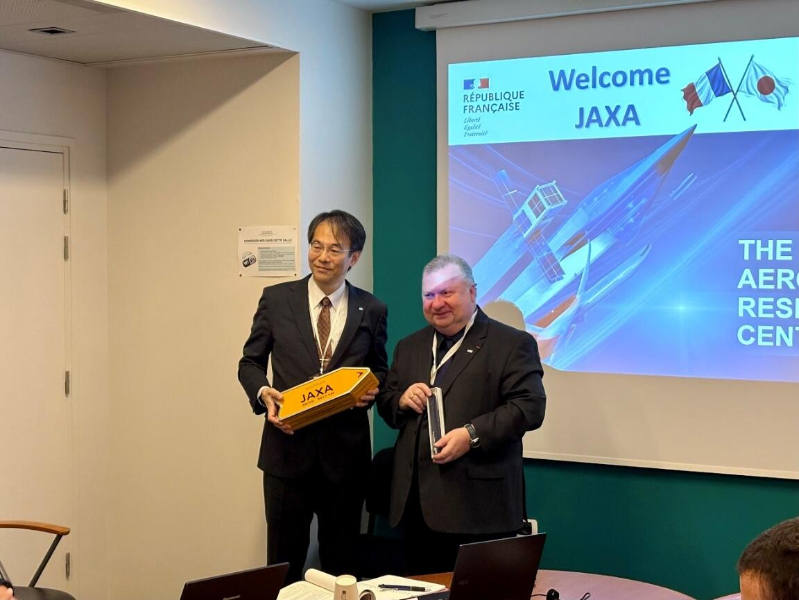 JAXA Deputy Director General of the Aviation Technology Directorate Takeshi Ito (left) and ONERA CEO Emmanuel Chiva(right) 