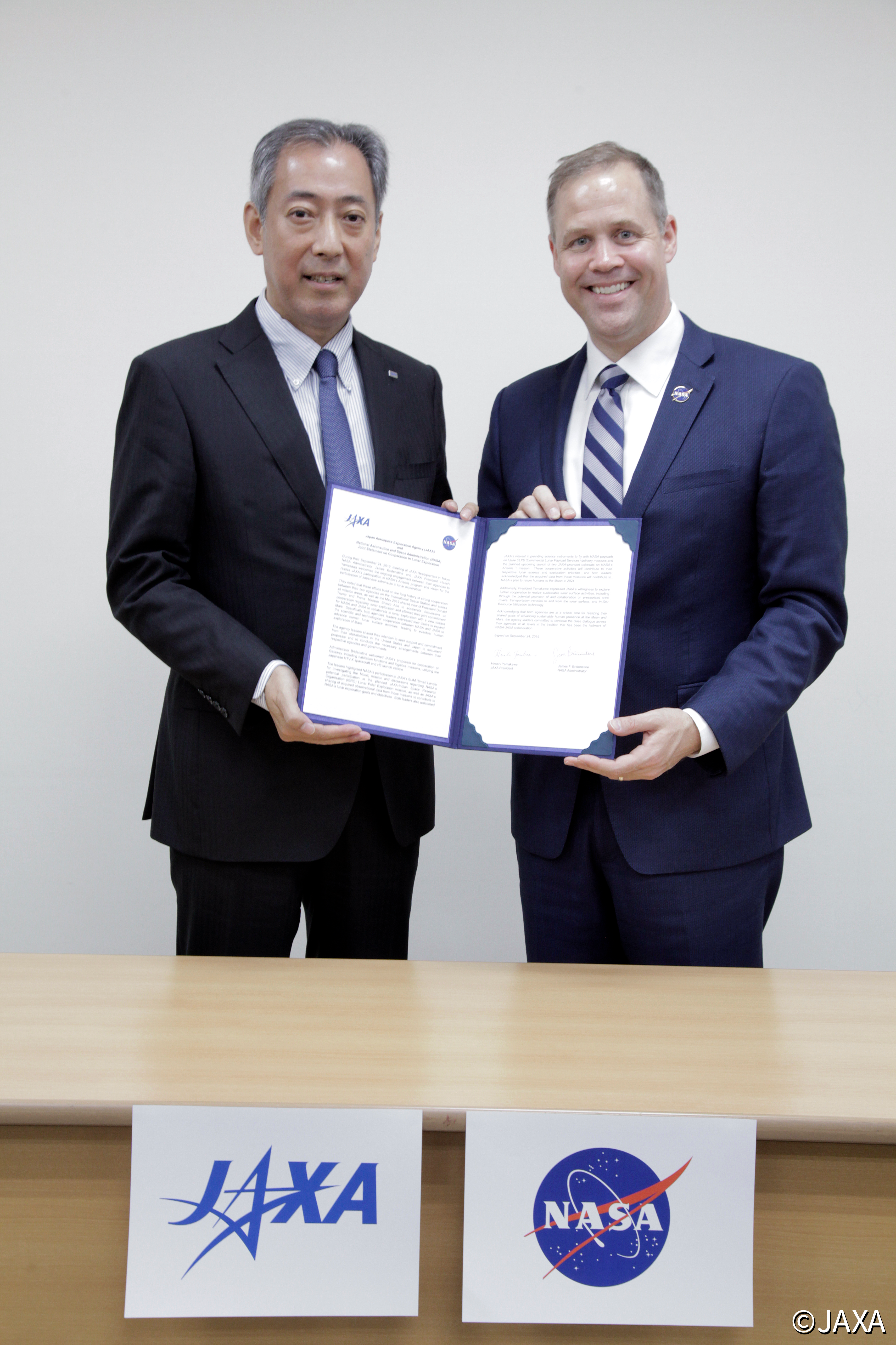 NASA Administrator Mr. Bridenstine (left) and JAXA President Dr. Yamakawa (right)