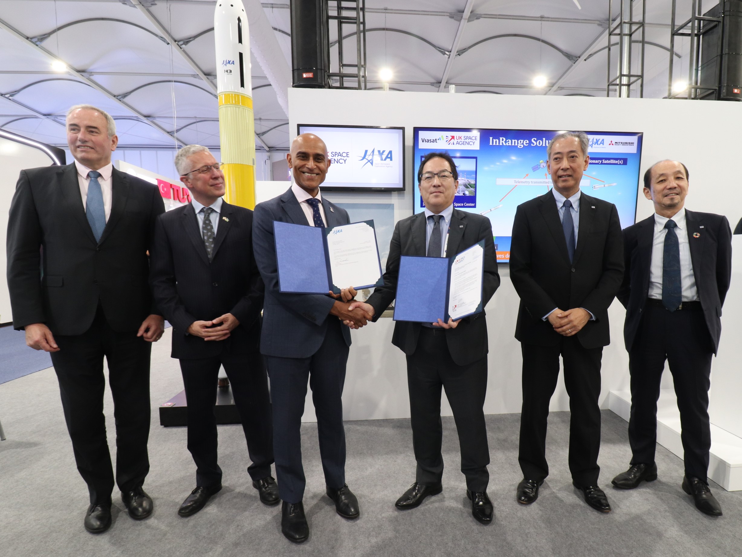 [Signing Ceremony] Representatives from both space agencies signed the documents relating to the bilateral collaboration for InRange at 74th International Astronautical Congress（IAC 2023 BAKU）.